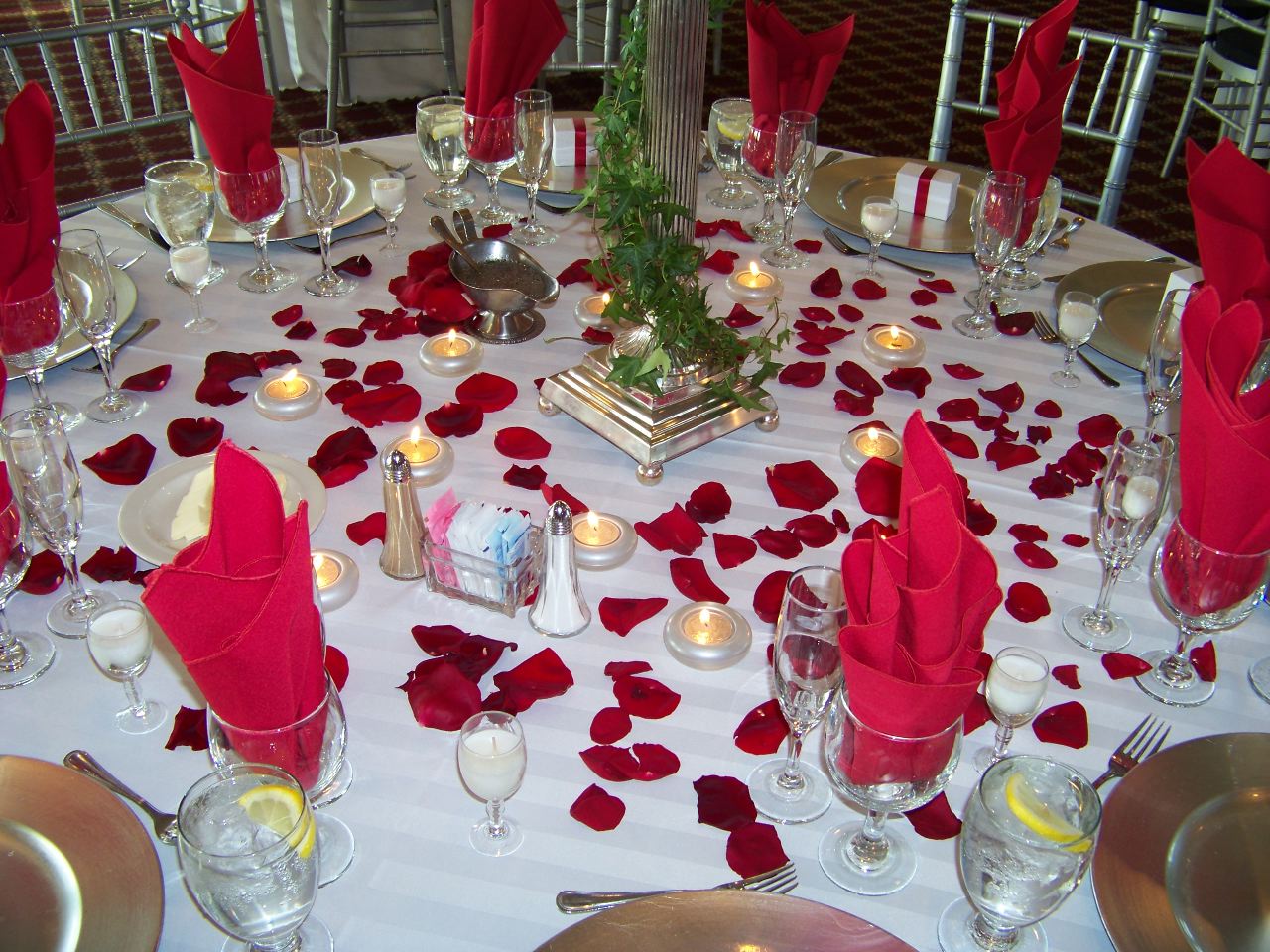 red wedding table decorations